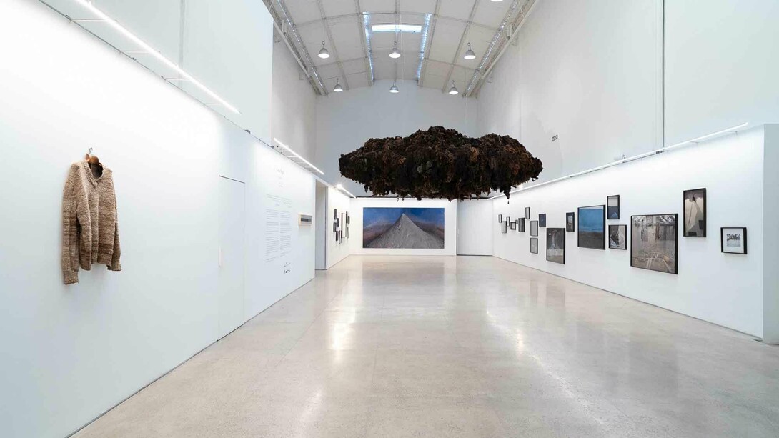 Laura Ferro, Lana negra, vista de exhibición. Cortesía de la Fundación Larivière