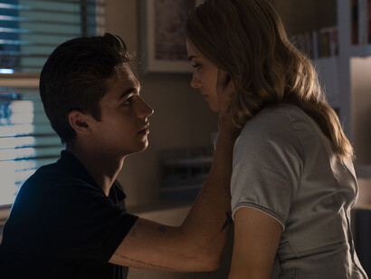 Hardin Scott (Hero Fiennes Tiffin) y Tessa Young (Josephine Langford) en una de las secuencias de «After: En mil pedazos». Foto: Diamond Films