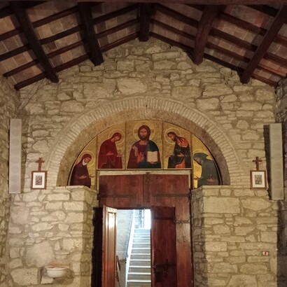 L’architettura dell’eremo conserva il carattere essenziale dei complessi religiosi sorti in contesti appartati, dove gli edifici si integrano direttamente con il paesaggio montano circostante. Sansepolcro, Toscana, Italia