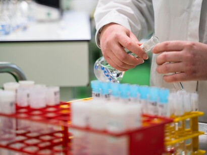 Préparation d’échantillons biologiques : la biologie contemporaine relie la chimie, la physique et la vie, prolongeant le débat entre vitalisme et mécanisme hérité de la Renaissance