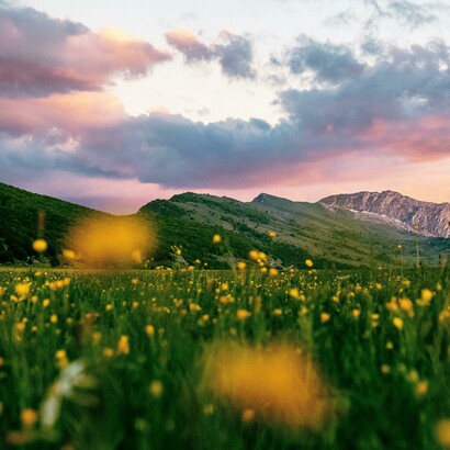  L’uso di prodotti locali, come carni ovine, legumi e zafferano, conferisce ai sapori un’identità intensa e autentica. Serra di Celano da Ovindoli, Abruzzo, Italia. Foto di Nino Marcanio