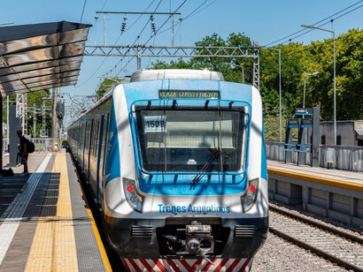 Cada parada del tren parece guardar una escena invisible donde los escritores del sur continúan conversando con sus barrios