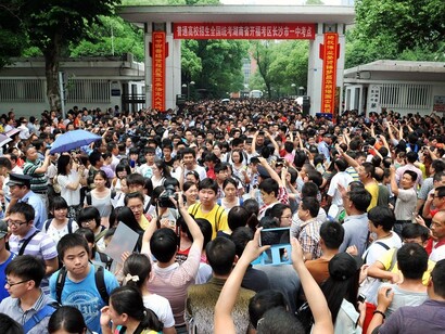 Estudantes que esperam para fazer o exame de admissão para a universidade na China
