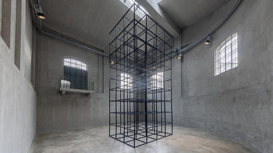 Mona Hatoum, Over, under and in between, vista della mostra. Cortesia di Fondazione Prada