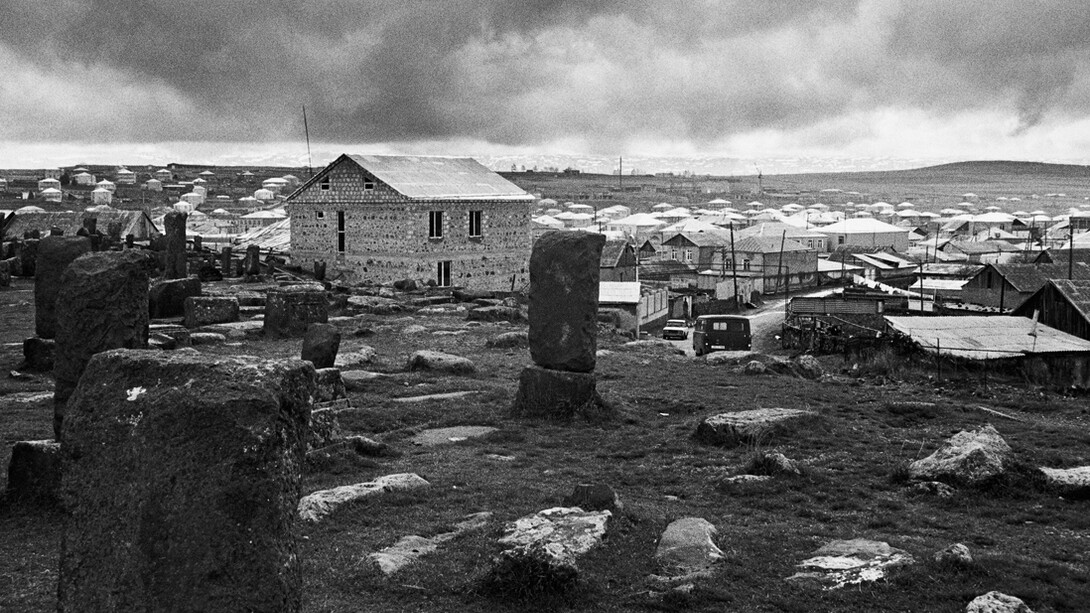 Antonella Monzoni -Ferita Armena - Antico cimitero di Noraduz, uno dei luoghi più suggestivi dellʼArmenia.
Situato vicino al lago Sevan, è un insieme di colline disseminate da migliaia di tombe e pietre sepolcrali
interamente intagliate e scolpite.