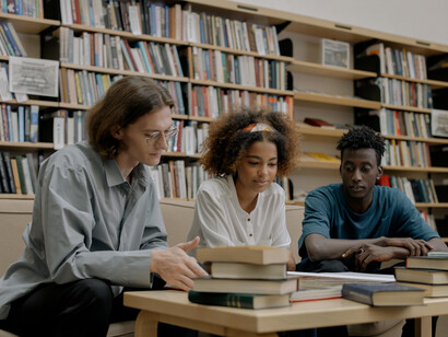 A crise no sistema educacional brasileiro vai além da qualidade do ensino, envolvendo as bases históricas e sociais que moldam o conceito de educação