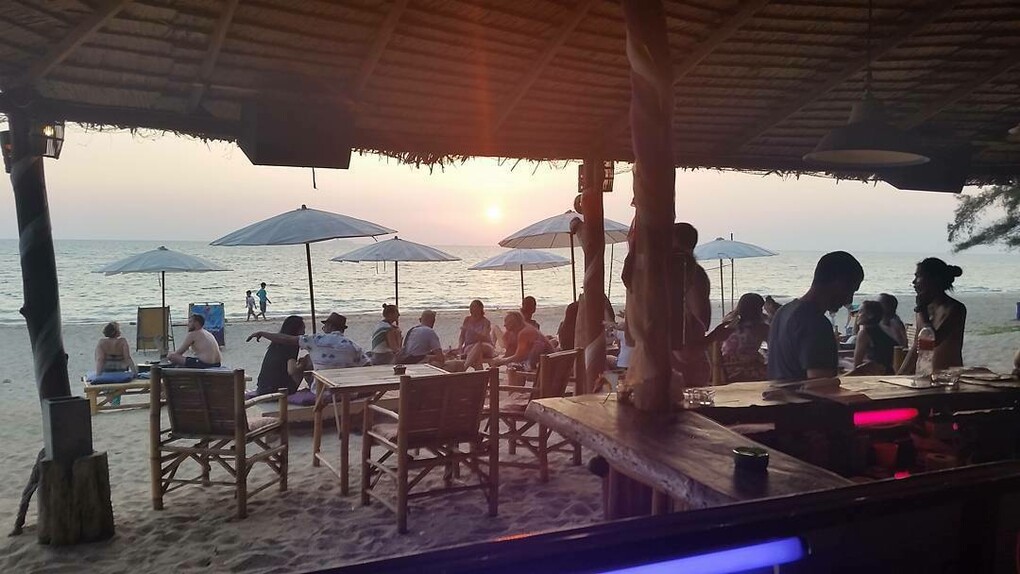 Foto de la playa al atardecer tomada desde la barra de Pangea