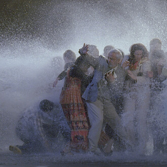 Bill Viola, La zattera, Maggio 2004, Installazione video-sonora, Proiezione a colori in alta definizione su parete in ambiente oscurato; suono
surround 5.1. 