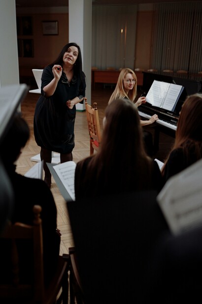 Maestra conduz uma orquestra