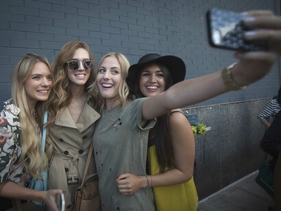 Jóvenes haciéndose una autofoto