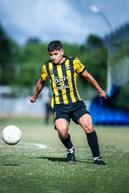Jugador de fútbol concentrado en una jugada
