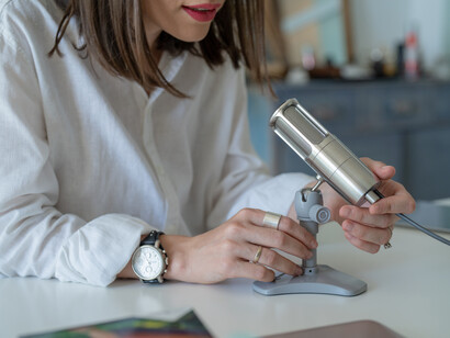 Content creator. Il content creator realizza qualsiasi tipologia di contenuto digitale: scrive testi per blog e siti web, scrive post per i social network, produce video per YouTube e Tik Tok