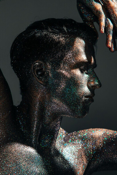 Volto di uomo. La Luce ha voluto aiutare l’Adam rendendo visibile "di fronte" a lui ciò che c’era "dentro" di lui