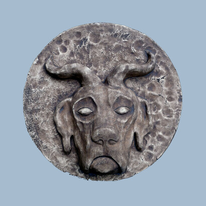 Chors, l'unica divinità lunare del Pantheon. Il dio della Luna, raffigurato sullo sfondo del suo scudo come un cane cornuto. Le fonti ci forniscono poche informazioni su di lui, se non che era uno dei figli di Swarog. Identificato con il ciclo vegetativo e con i demoni dell'acqua e dei boschi