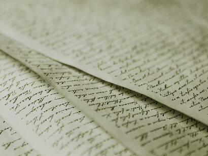 Il libro che schiaccia il fiore tra le pagine lo converte in farfalla