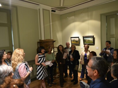Cláudia Almeida explicando detalhes da exposição.Núcleo Museu Quinta de Santiago, CMM. Fotografia de Francisco Teixeira