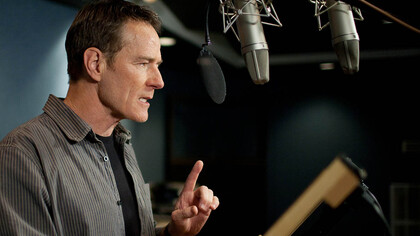 El actor Bryan Cranston en el doblaje de "Madagascar 3"