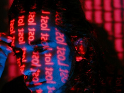 A censura digital também pode ter um efeito colateral importante conhecido como “autocensura”. Quando os usuários percebem que determinados temas, palavras ou posicionamentos são passíveis de punição ou exclusão, muitos optam por não se manifestar