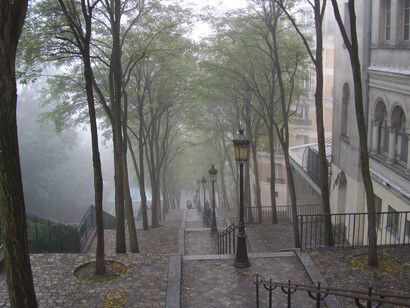 Butte Montmartre dans le brume © Julie Kertesz