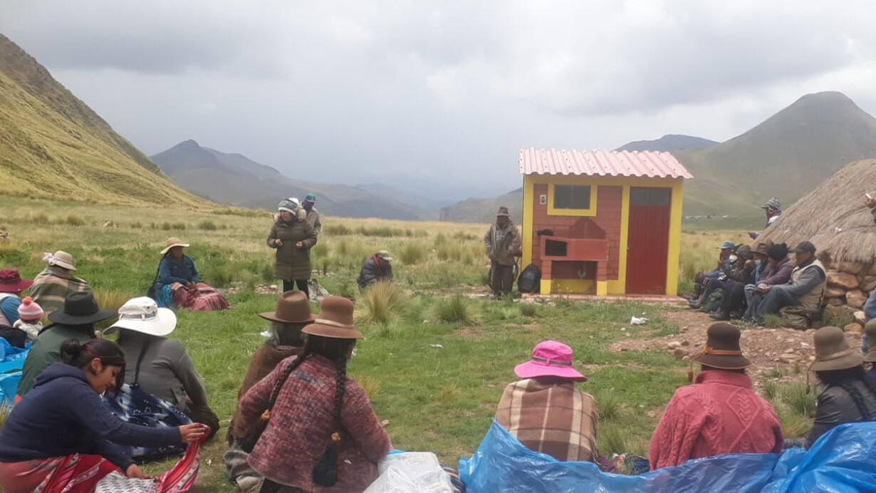 "Runa Simi": Warmikunarayku 2022 t'inkuy Rio Norte ayllupi. Chaypin llipinku hunukuranku  ("En marcha": Conferencia de Mujeres 2022 en la Comunidad Río Norte. Allí se reunieron todos)