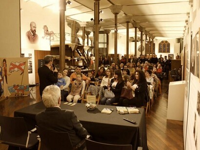 Manuel Ángel Cuenca presentando el primer título de la colección