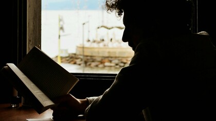 Embora gostasse de pessoas e não fosse imediatamente evidente, mantendo uma distância revelada no seu eterno e incomensurável fastio, sempre tentara perceber o que ia na cabeça dos outros por manifesta incapacidade de perceber o que ia na sua, um “desacontecimento”, a passar resvés diante das coisas importantes, a tentar escapar-se da inércia, da falta de vontade e dos azares comuns que lhe deixaram os sonhos pelo caminho