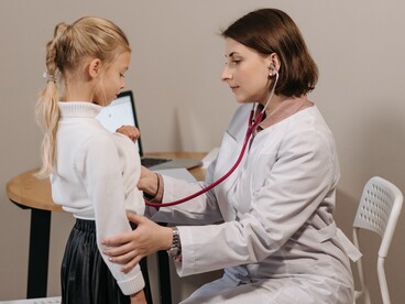 Non un unico “oracolo”, ma più agenti che si confrontano: così gli LLM possono supportare il medico nelle decisioni diagnostiche difficili