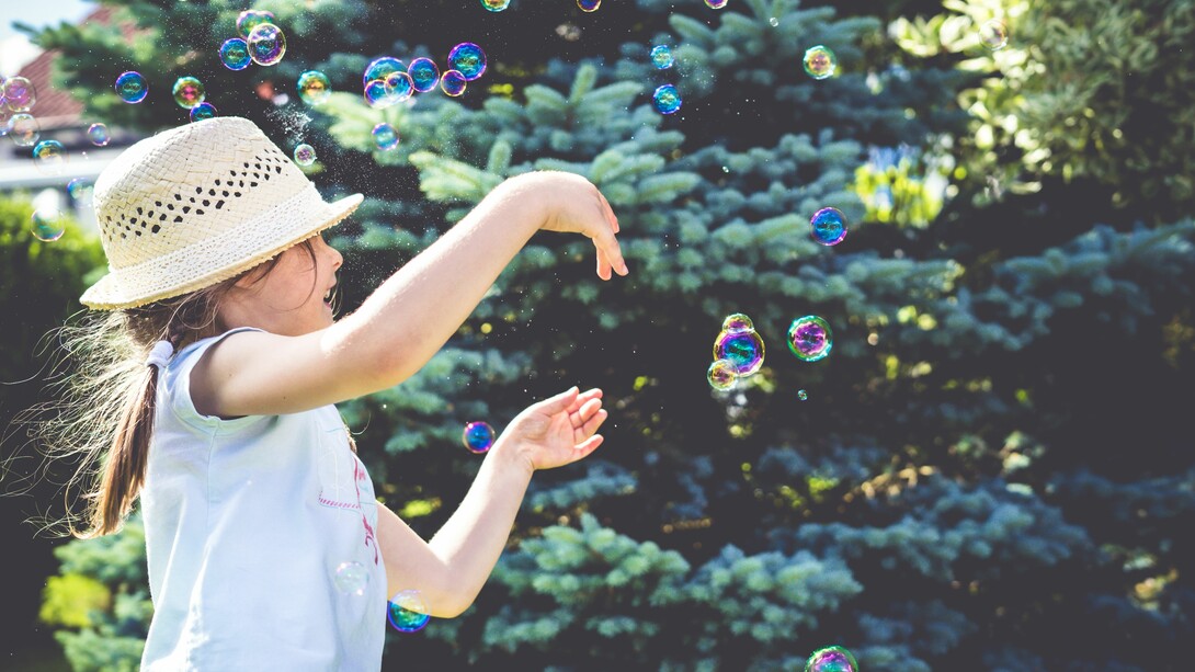Bambina gioca con le bolle di sapone. Il nostro bambino interiore è quel lato di noi che ci ricorda le nostre
esperienze d’infanzia, dalle più piacevoli sino alle più struggenti