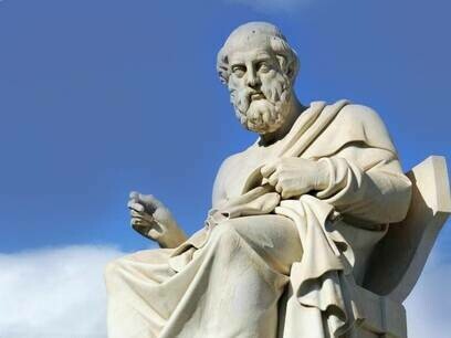 Statua di Platone di fronte l'edificio neoclassico dell'Accademia Nazionale di Atene, Grecia 