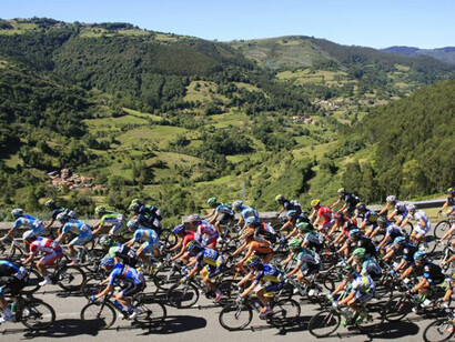 Ciclisti impegnati durante una tappa della Vuelta