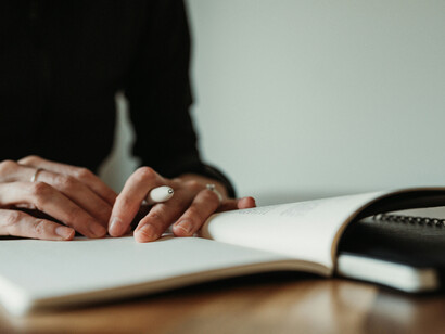 Codificar los hechos centrales en imágenes y metáforas obliga al autor a depurar el sentido profundo de su historia y a confiar en la potencia sugestiva de los símbolos