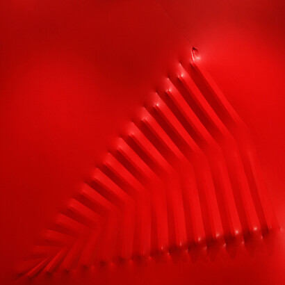 Agostino Bonalumi, Rosso, 1974, 140x140 cm, Tela estroflessa e tempera vinilica