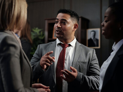 La crisis de la democracia representativa, que es la crisis política, paraliza nuestras sociedades y ante este vacío no tenemos alternativas viables