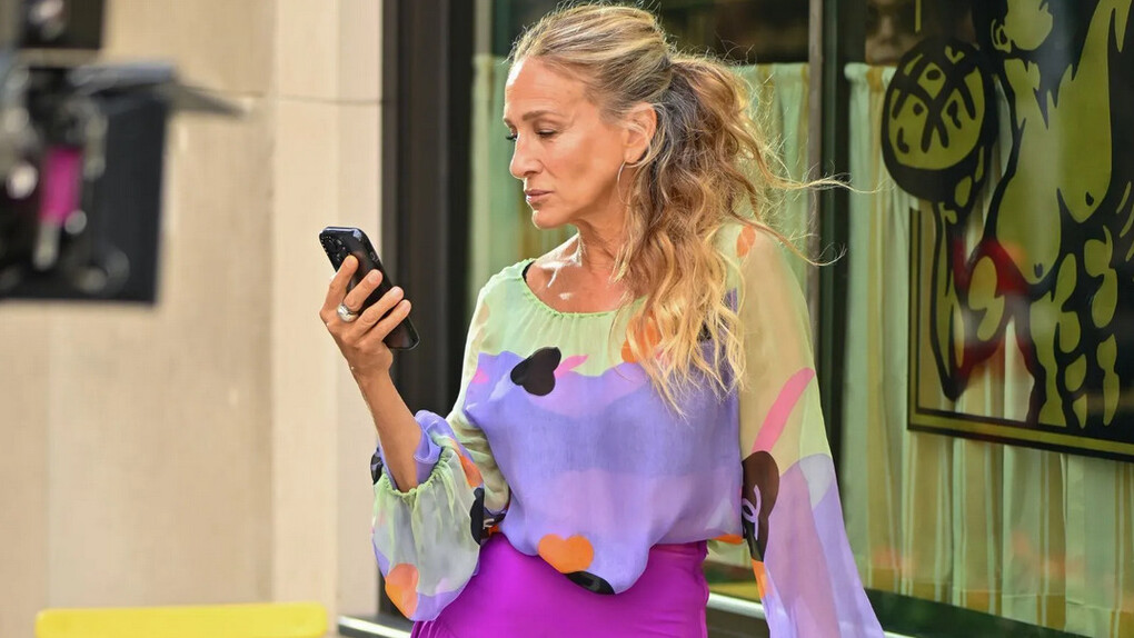 Carrie Bradshaw, antes amada e identificável, passou por mudanças que a afastaram dos telespectadores ao longo de Sex and the City.  Sarah Jessica Parker nas gravações de "And Just Like That" em Nova York, nos Estados Unidos. Foto de: James Devaney/GC Images 