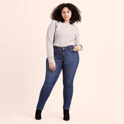 Mujer posa con unos jeans