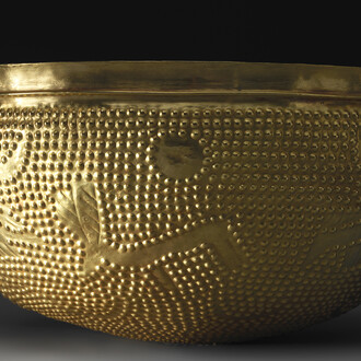 Sotto dischi solari e falci lunari pascolano serenamente dei cervi. La pesante coppa d’oro massiccio mostra a un tempo cielo e terra. È stata sepolta da una comunità contadina, probabilmente come offerta agli dei per garantire la fertilità nel suolo e nella stalla. Coppa, oro. 1100 a.C. circa. Zurigo-Altstetten. Canton Zurigo. © Museo nazionale svizzero