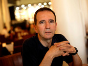 El escritor Martín Casariego en el Círculo de Bellas Artes, uno de los escenarios de su última novela: "El juego sigue sin mí". Foto: Lucía Castillo 