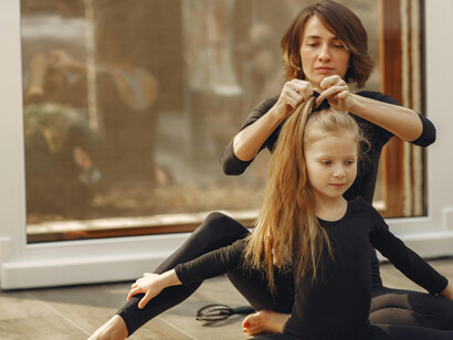 A expectativa de conformidade com papéis tradicionais de gênero leva as mulheres a se explicarem sobre suas decisões pessoais para evitar julgamentos ou estigmas
