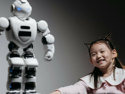 Menina e robô. Talvez um dos medos mais comuns em torno da IA seja sua capacidade de substituir humanos ou tornar o esforço humano obsoleto. Curiosamente, isso tem sido repetidamente o caso ao longo dos anos com a introdução de novas tecnologias