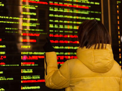 Mis apariciones intempestivas en tus hoteles, por mi asfixia sentimental, mis llamadas martilleantes a todos los lugares del mundo, por la arrogancia impositiva de un amor que me parecía imprescindible