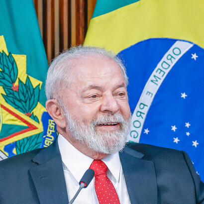Presidente Luiz Inácio Lula da Silva, Brasil. Teve com isso alguns momentos de fricção com alguns dos seus mais importantes aliados continentais, nomeadamente com Lula da Silva