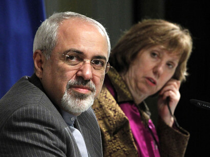 La ex jefa de política exterior de la Unión Europea, Catherine Ashton, y el ministro de Exteriores iraní, Mohammad Javad Zarif, al inicio de las negociaciones
