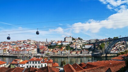 Vila Nova de Gaia, Portugal. No final, tudo pode parecer um conjunto de várias coisas ali misturadas, mas a verdade é que o olhar fica preso. À esquerda de quem entra ergue-se uma biblioteca imponente, com mais de dois metros de altura, que confere ao espaço um charme inesperado