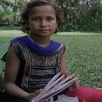 Girl selling oyster garlands in Cox's Bazar, ph. Saurab Barua