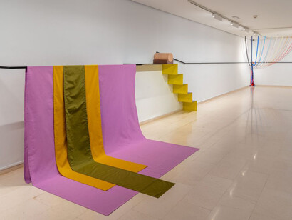 Andrea Canepa, Entre lo profundo y lo distante, vista de exhibición. Cortesía de IVAM