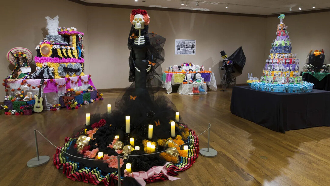 Ofrendas, celebrando el Día de muertos 2024, vista de exhibición. Cortesía del Instituto de Artes de Detroit