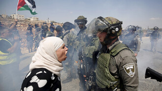 Una mujer palestina se encara con un soldado de Israel