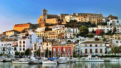 Pequeñas embarcaciones frente al pueblo de Ibiza