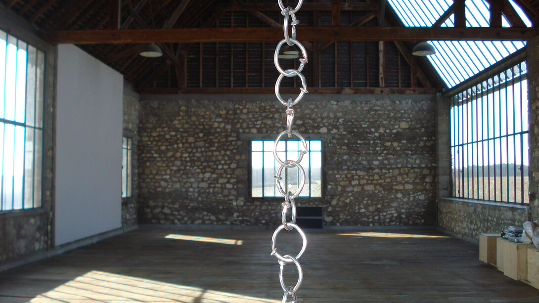 Yazid Oulab, Chaîne (Chain), 2009, Nails, Variable dimensions, Artwork produced during the artist's residency at Atelier Calder in Saché, France 