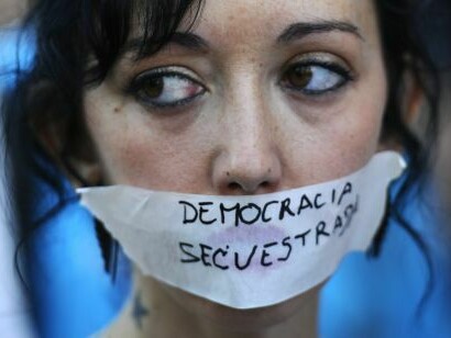 En muchos países se han producido manifestaciones contra los recortes democráticos